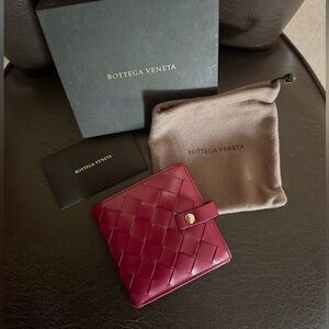 Authentic BOTTEGA VENETA Intercciato Leather Bi-Fold Wallet